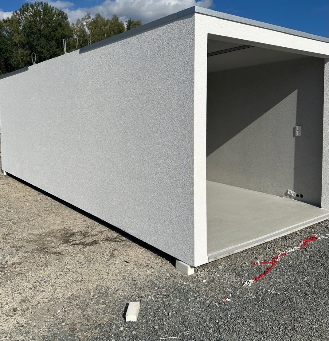 Außenansicht mit geöffneter Garage